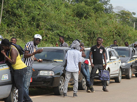 0509-cotidiano-taxistafronteira