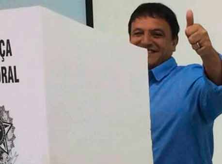 0510-politica-marciobittarvotando-cedida