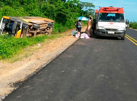 2011-policia-acidenteonibustombado-cleriston