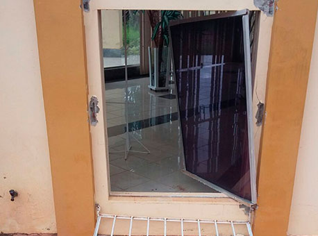 2201-porta-empresa-arrombada