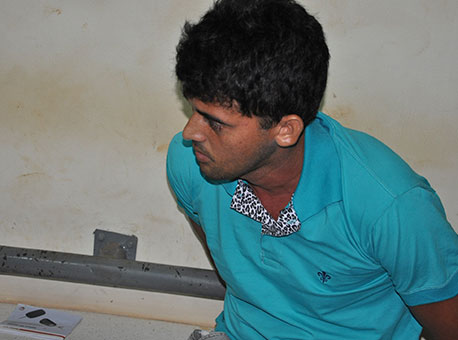 010215-policia-homemcomfaca-cleriston