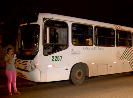 200415-policia-onibusassaltado-tvgazeta