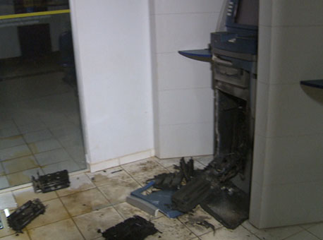 120515-policia-caixaarrombado-tvgazeta