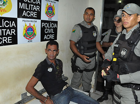 120715-policia-homempresocomarma-cleriston