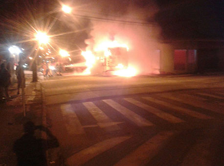 061015-policia-onibusqueimando-cedida