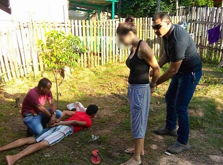 030216-policia-casal-preso-droga