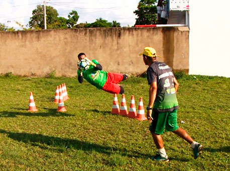 091018-esporte-treinogoleiro-tvgazeta