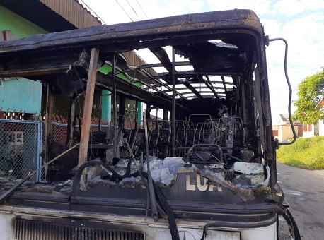 20-07-2020 bombeiros-combatem-incêndio-em-ônibus