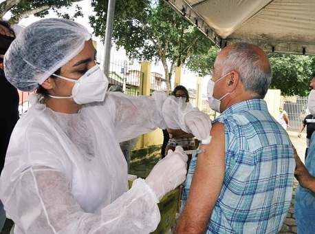 28-03-21 prefeito-tião-bocalom-toma-primeira-dose-da-vacina
