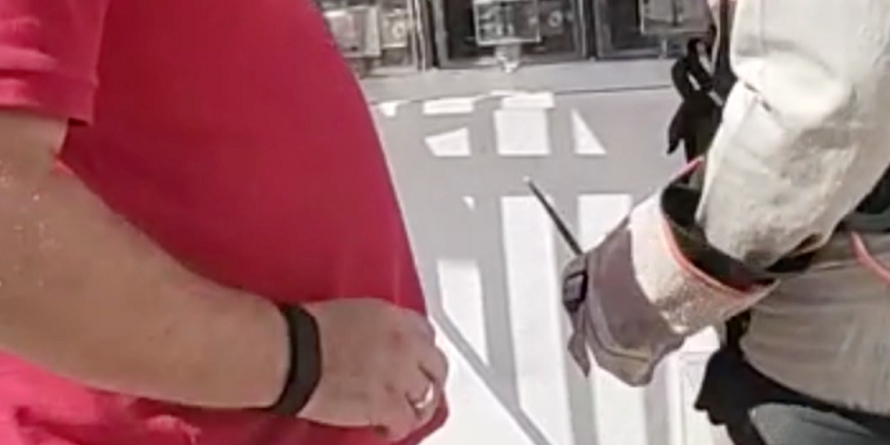 Homem exige religação de energia e ameaça trabalhador