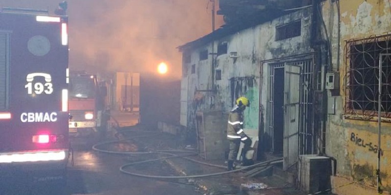 Incêndio de grandes proporções destrói três pontos comerciais