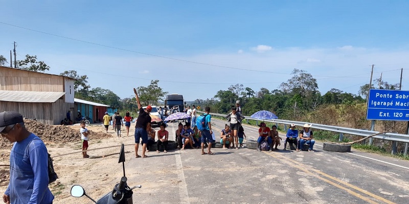 Manifestantes fecham BR-364 em protesto por falta de energia