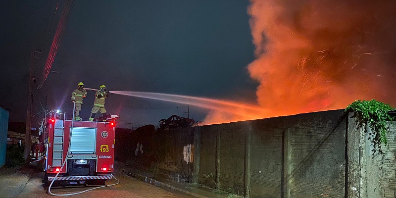 Incêndio atinge ferro velho no bairro Santa Helena, em Rio Branco