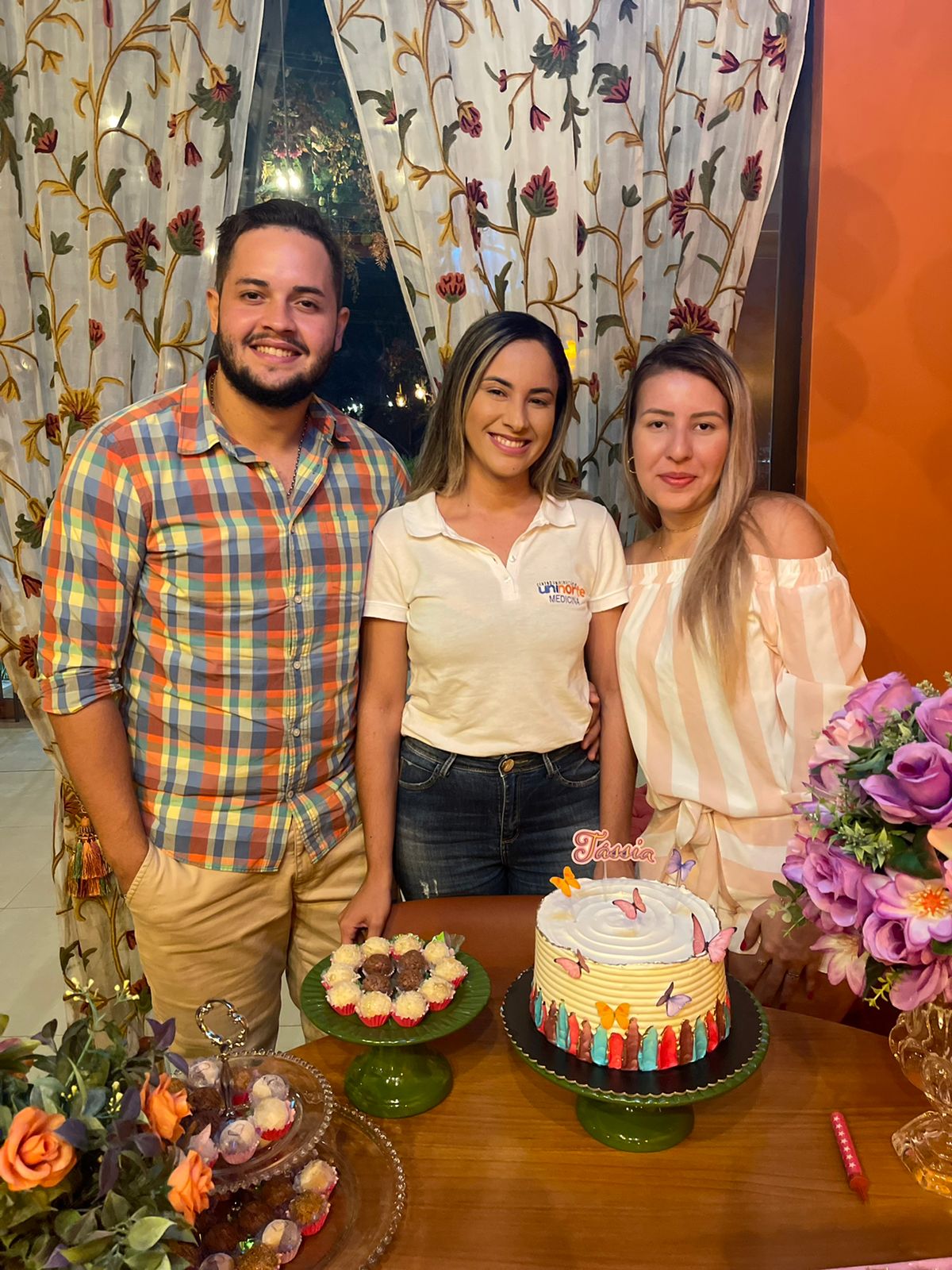 Com o sobrinho e a irmã Thais Machado
