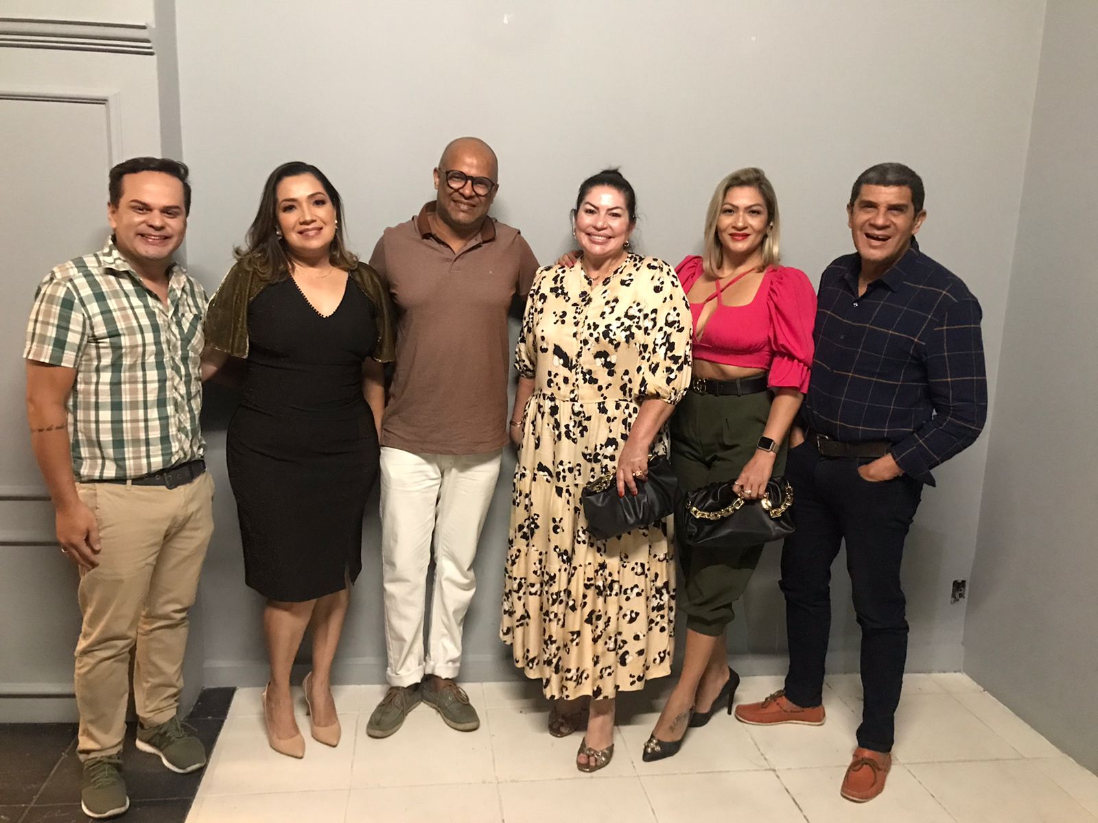 Os colunistas Sociais Moises Alencastro, Giuliana Evangelista, Kelly Kley, Douglas Richer e o proprietário Deny Mercês.