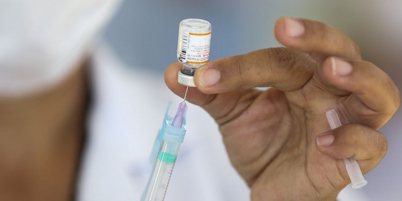 Em um ano de vacinação, quase 70% dos brasileiros já tomaram 2 doses