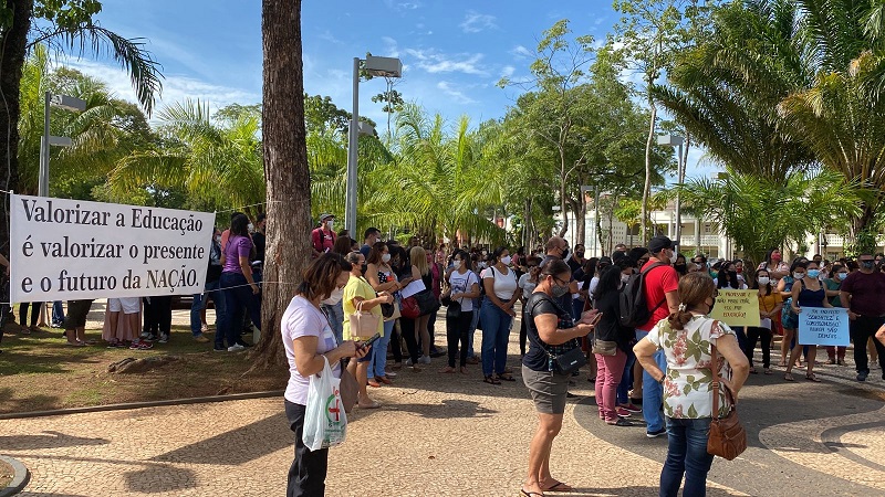 Servidores da Educação protestam em frente à Prefeitura nesta sexta