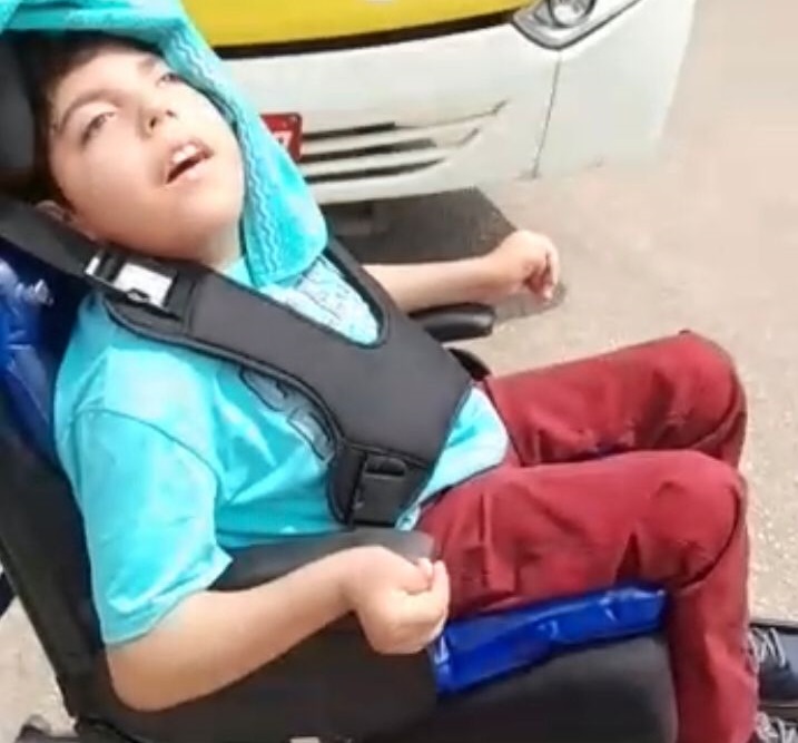 Devido demora dos ônibus, mãe luta para levar filho às consultas