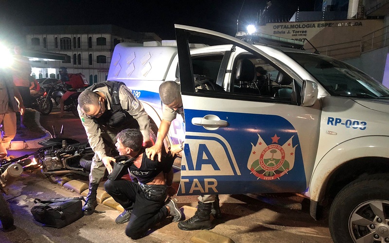 Homem é preso sem habilitação e com drogas após fugir da polícia