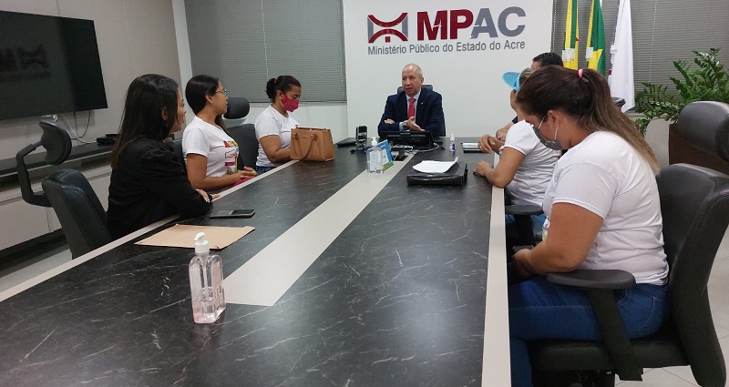 Pais de crianças autistas reclamam com o MPAC por falta de assistência