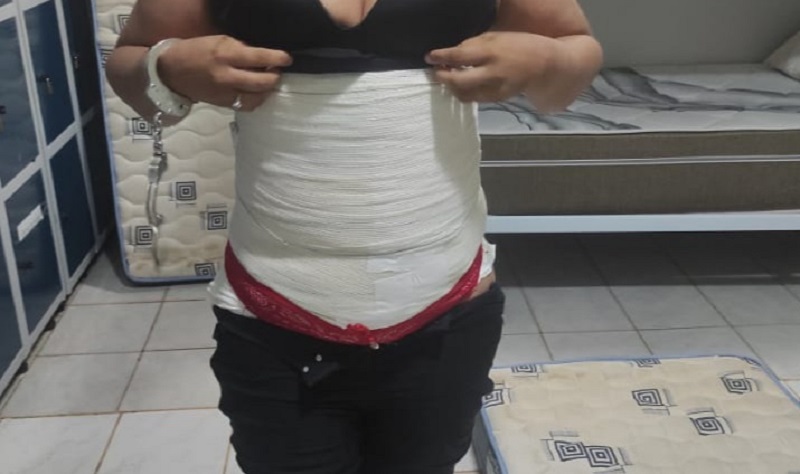 Mulher é presa transportando mais de 3 kg de cocaína na cintura