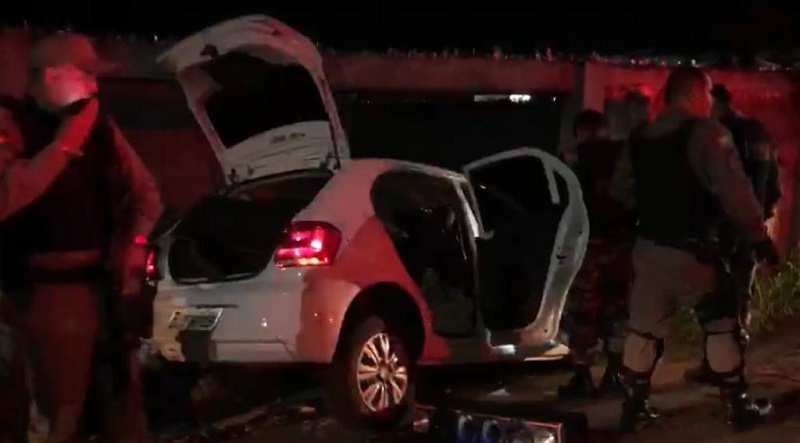 Após roubo, grupo foge e colide em muro na estrada do São Francisco