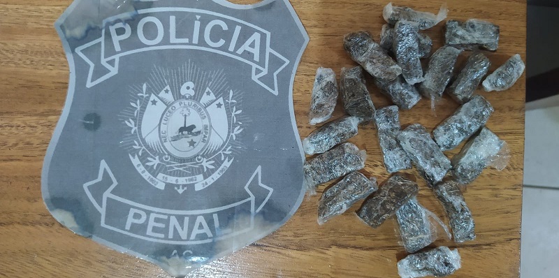 Mulher é presa ao tentar entrar com drogas no presídio no interior