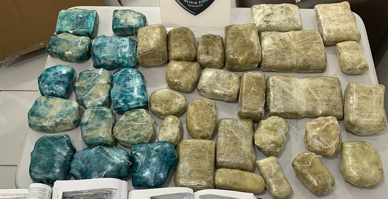 Dois homens são presos com drogas escondidas dentro de livros