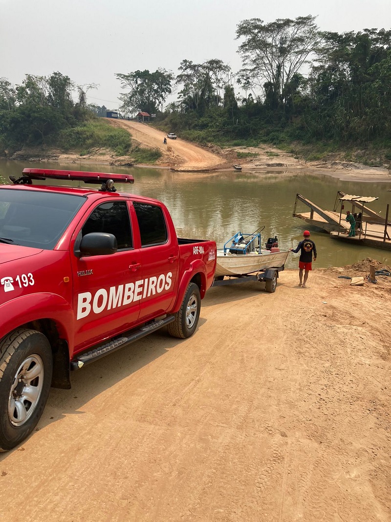 Bombeiros militares resgatam corpo de homem de 49 anos que havia caído de embarcação no Rio Acre