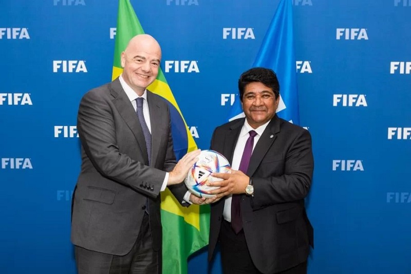 Presidente da CBF se reúne com Presidente da Fifa e pede punição rigorosa por atos de racismo no futebol