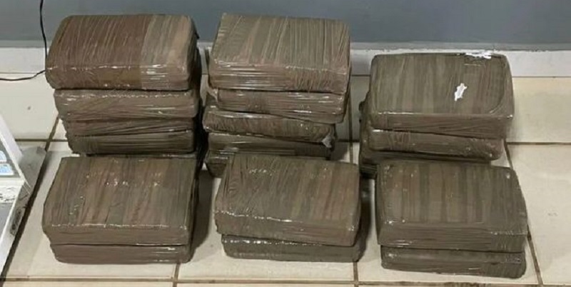 Homem é preso com mais de 20 kg de maconha escondida em porta-malas de carro de luxo no Acre