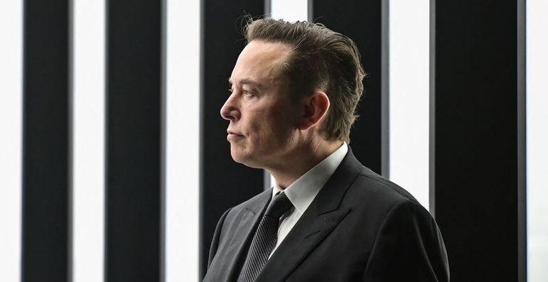 Elon Musk assume controle do Twitter e demite diretores