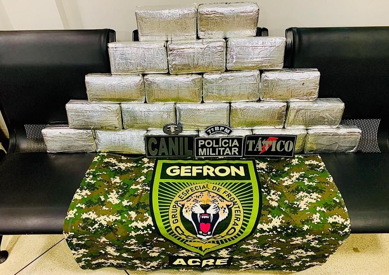 Homem é preso com 23 kg de maconha em bagagem na BR-364, no interior do Acre