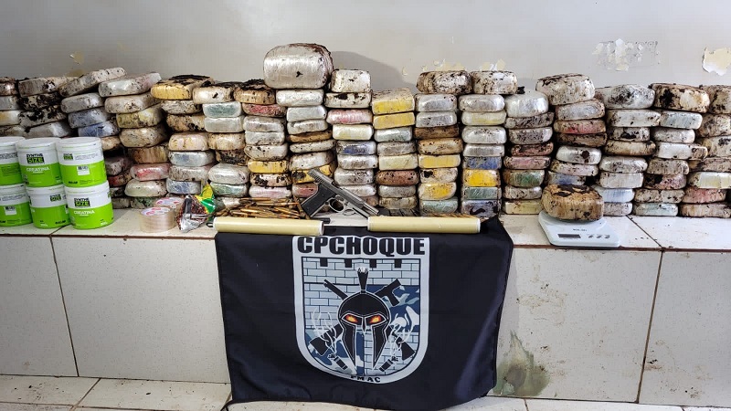 Em Rio Branco, 160 kg de drogas e armas de grosso calibre são apreendidas no bairro Cidade Nova