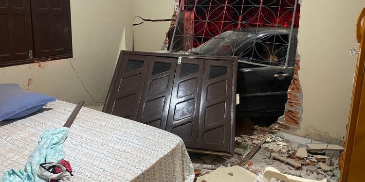 No Acre, mulher atinge residência após tentar atropelar namorado com carro