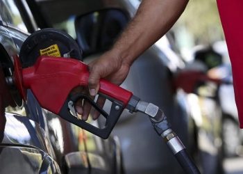 Preço do litro da gasolina reduz e fica abaixo de R$ 6 em Rio Branco