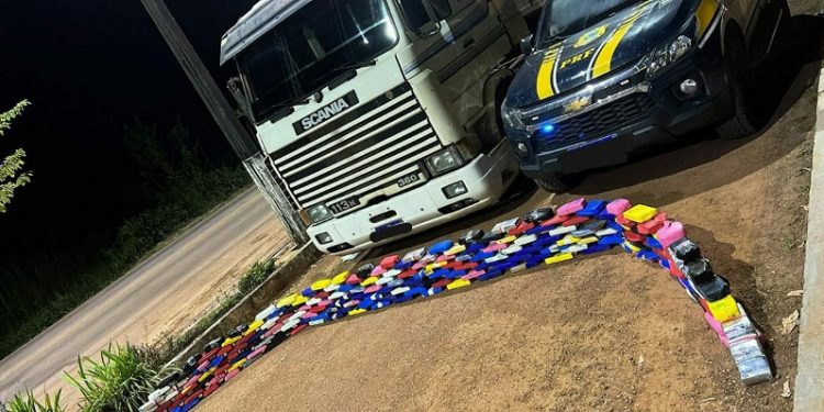 Caminhoneiro é preso após transportar 222kg de drogas em tanques de combustíveis no interior do Acre