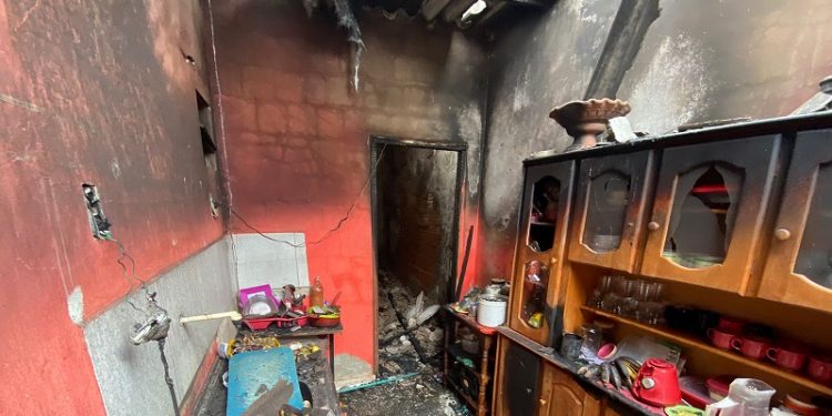 Idosa morre carbonizada após casa pegar fogo no bairro Mocinha Magalhães, em Rio Branco