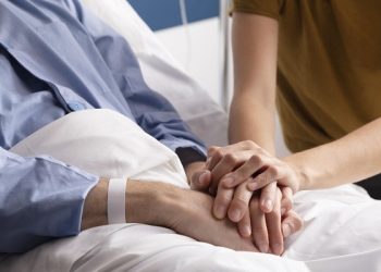 Lei que dá as mulheres direito de acompanhante em procedimentos sedativos é sancionada no Acre