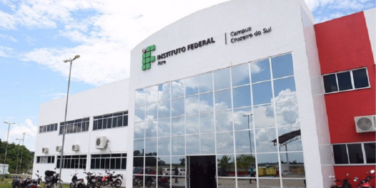 Termina nesta segunda-feira prazo de inscrições para processo seletivo de professor do Ifac com salário até R$ 6 mil