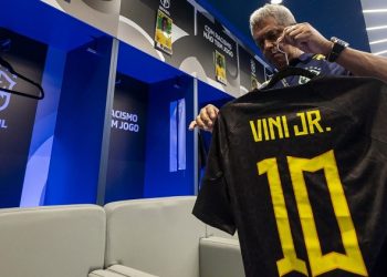 Em jogo marcado por manifestações antirracistas, Brasil enfrenta Guiné