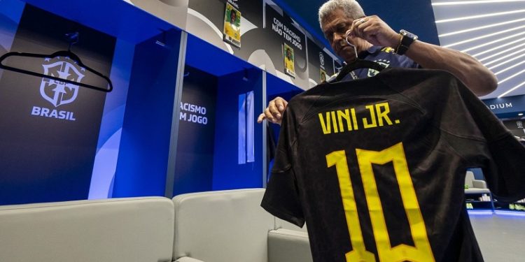 Em jogo marcado por manifestações antirracistas, Brasil enfrenta Guiné