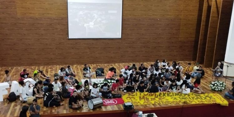 Após ato estudantil contra diminuição de bolsas, reitoria vai promover reunião plenária na próxima segunda-feira na Ufac