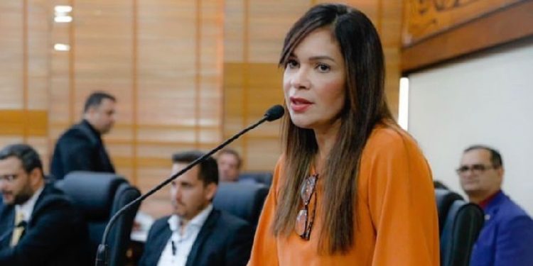Prefeita de Rio Branco em exercício promete acionar à Justiça para oficializar exonerações de secretários