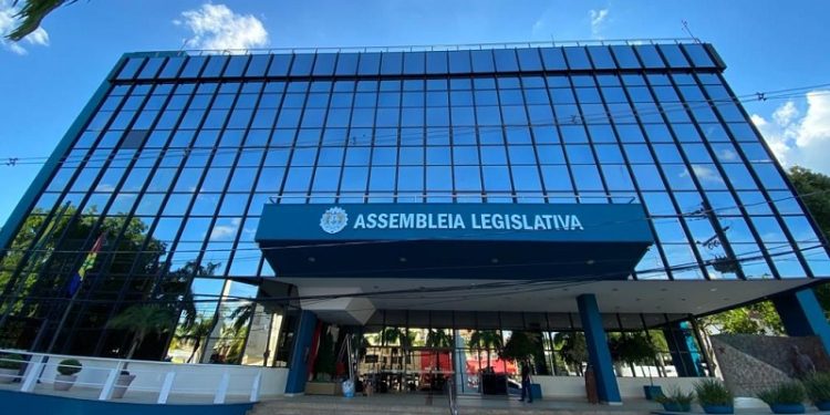 PEC quer garantir indenização para trabalhadores provisórios do ISE e Iapen que serão demitidos