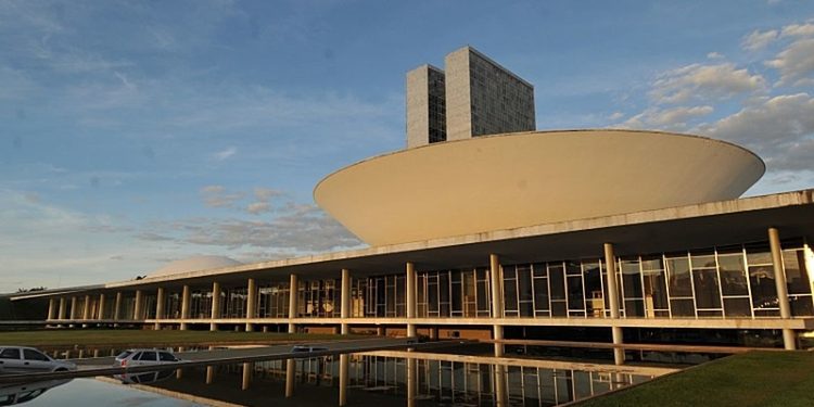 Crises, conflitos entre os poderes e a (antidemocrática) hipertrofia do Legislativo