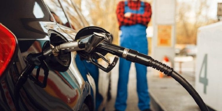 Petrobras anuncia redução no preço da gasolina para distribuidoras; entenda