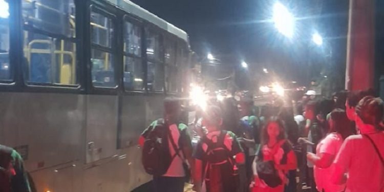 Em Rio Branco, adolescentes são arremessados de ônibus em movimento após porta abrir
