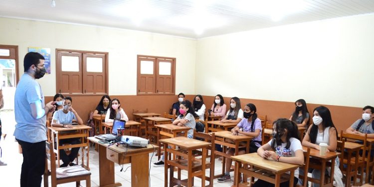 CEL abre edital com 800 vagas para cursos de inglês, espanhol, libras e italiano no Acre