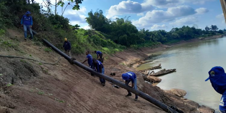 Crime Ambiental: vídeo registra esgoto sendo despejado ao lado de bomba de captação d’água no Acre